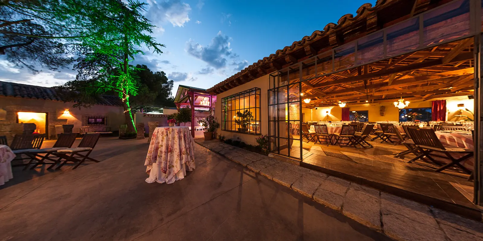 Terraza de Finca Najaraya al anochecer: vista inicial de la visita 360º